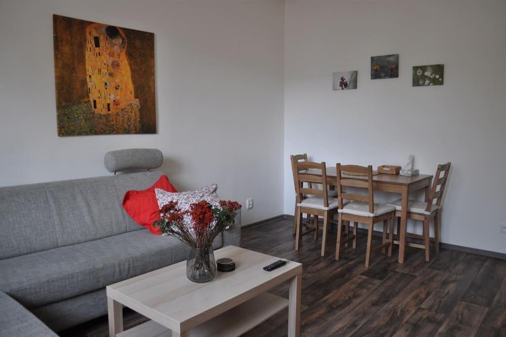 Apartment In Praha 3 Bagian luar foto