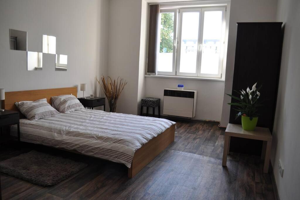 Apartment In Praha 3 Bagian luar foto