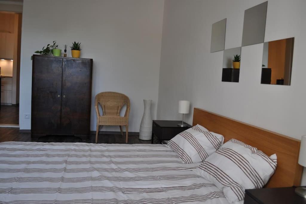 Apartment In Praha 3 Bagian luar foto
